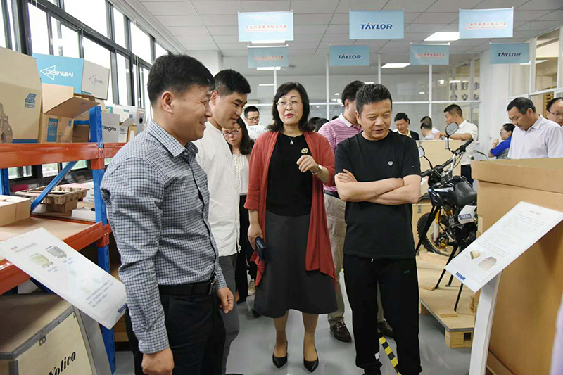 商會領導蒞臨泰來包裝指導工作 商會領導蒞臨泰來包裝指導工作